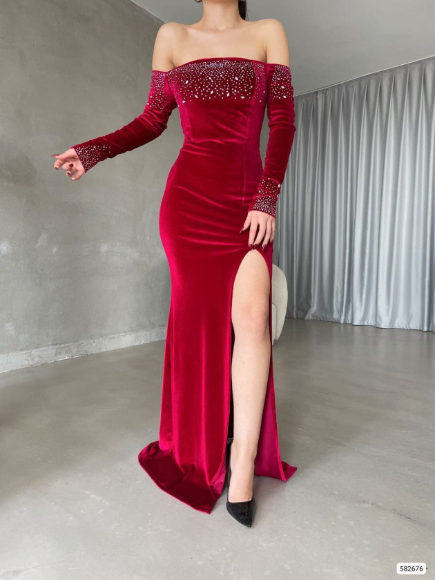 Kadın Madonna Kayık Yaka Taş İşlemeli Yırtmaçlı Uzun Kadife Abiye Elbise