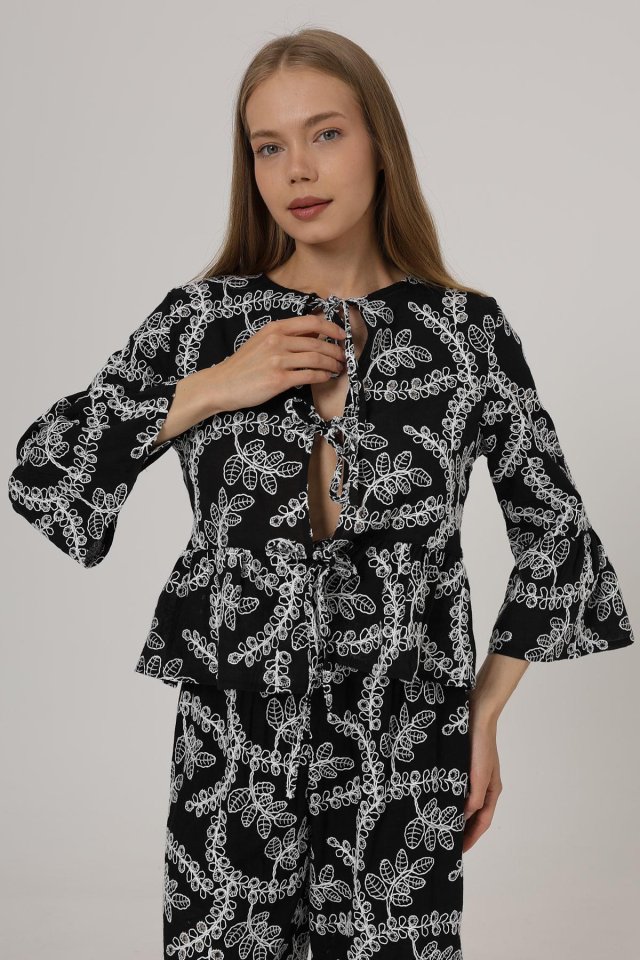 Girince 162574 Black Bow-Tie Brode Blouse